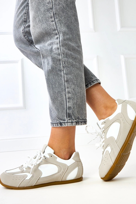 Wit-beige sportieve schoenen met... Wit-beige sportieve schoenen met...