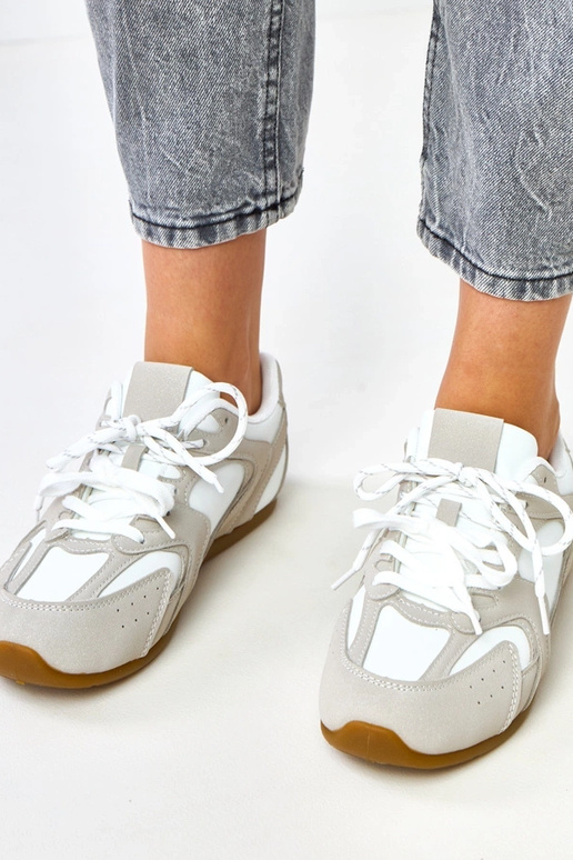 Wit-beige sportieve schoenen met... Wit-beige sportieve schoenen met...