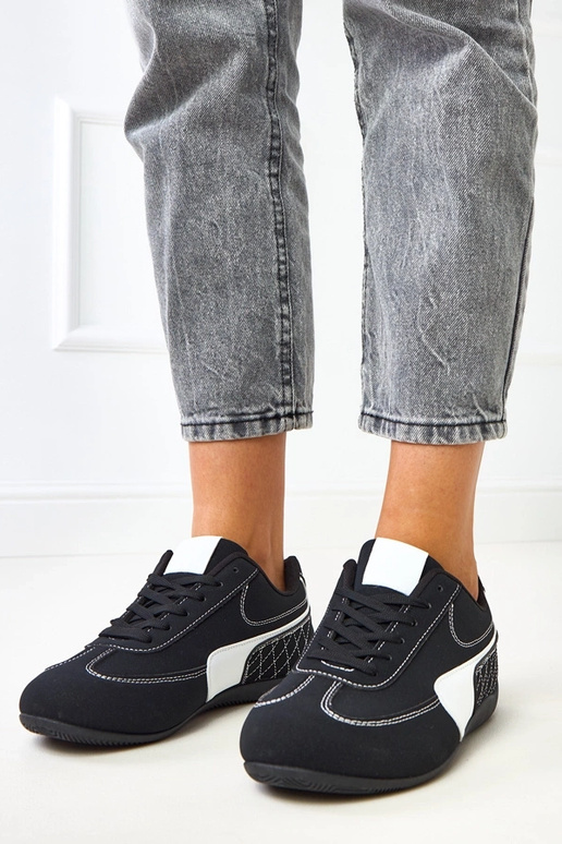 Schwarze Sportschuhe mit weißem... Schwarze Sportschuhe mit weißem...