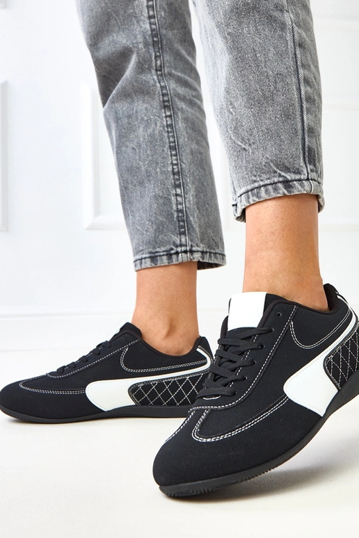 Schwarze Sportschuhe mit weißem... Schwarze Sportschuhe mit weißem...