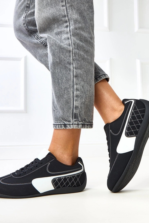 Schwarze Sportschuhe mit weißem... Schwarze Sportschuhe mit weißem...