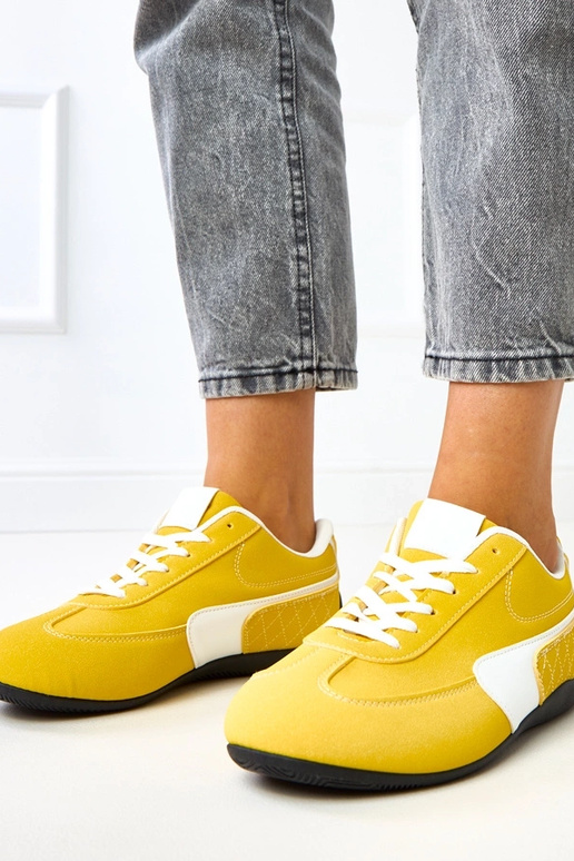 Gelbe Sportschuhe mit weißem Akzent... Gelbe Sportschuhe mit weißem Akzent...
