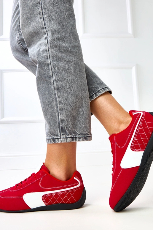 Rode sportieve schoenen met witte... Rode sportieve schoenen met witte...