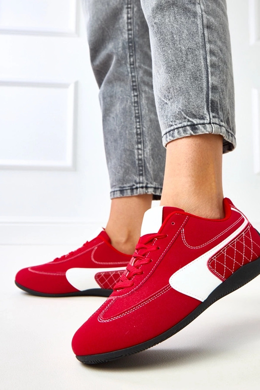 Rode sportieve schoenen met witte... Rode sportieve schoenen met witte...