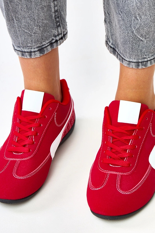 Rode sportieve schoenen met witte... Rode sportieve schoenen met witte...