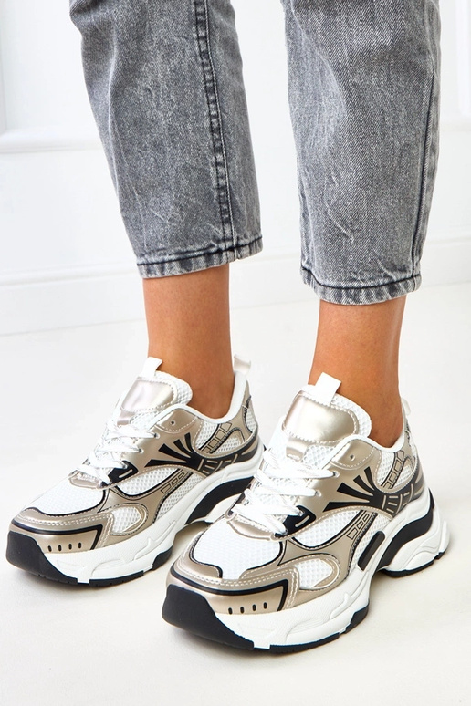 Gouden sportieve schoenen op een... Gouden sportieve schoenen op een...