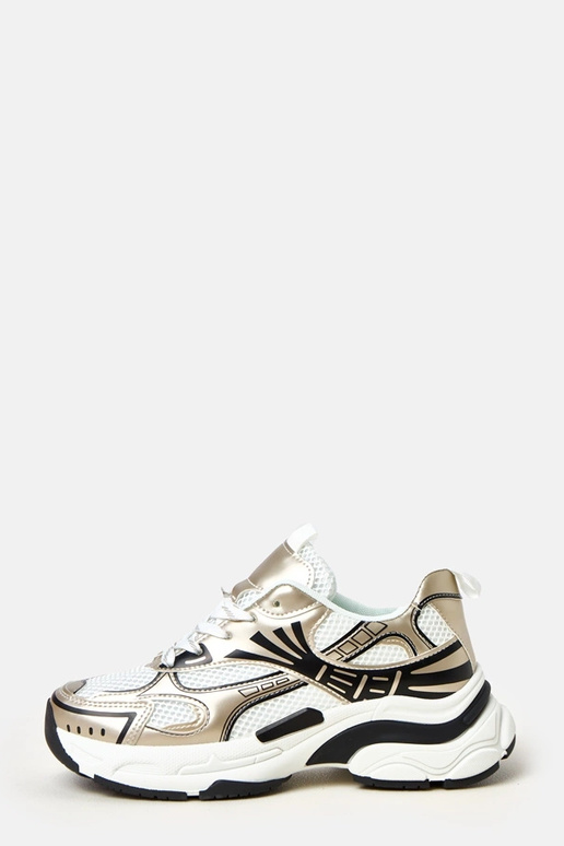 Goldene Sportschuhe auf massivem...