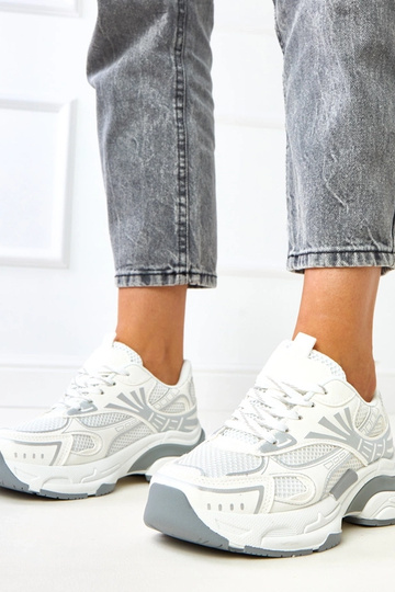 Witte sportieve schoenen op...