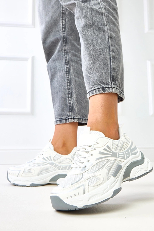 Witte sportieve schoenen op een... Witte sportieve schoenen op een...