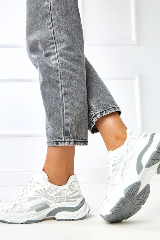 Witte sportieve schoenen op een... Witte sportieve schoenen op een...