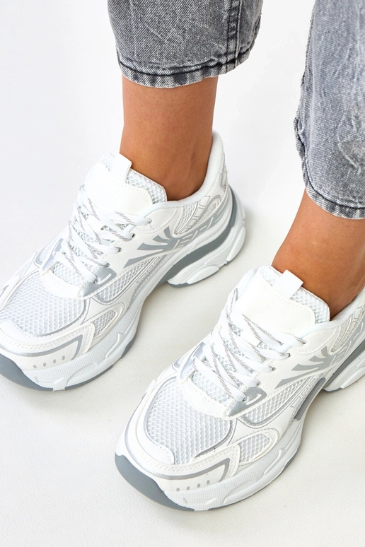 Weiße Sportschuhe auf massivem Absatz...