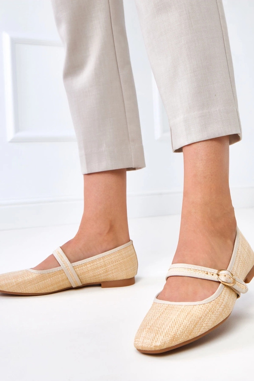 Sandkleurige gevlochten ballerina's... Sandkleurige gevlochten ballerina's...