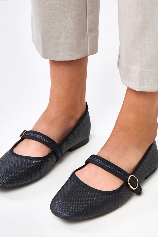 Schwarze geflochtene Ballerinas mit... Schwarze geflochtene Ballerinas mit...