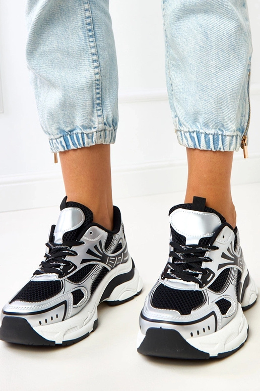 Schwarze Sportschuhe mit massivem...