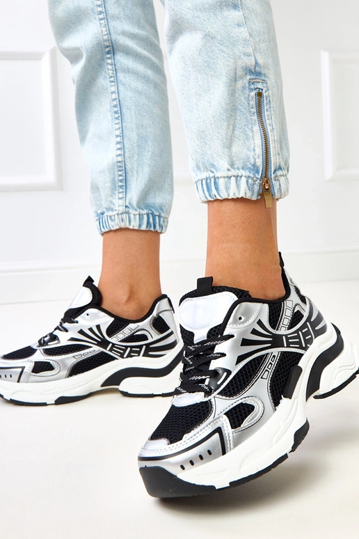 Zwarte sneakers met een stevige zool... Zwarte sneakers met een stevige zool...