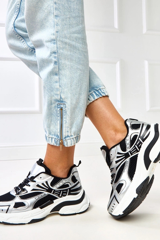 Zwarte sneakers met een stevige zool... Zwarte sneakers met een stevige zool...