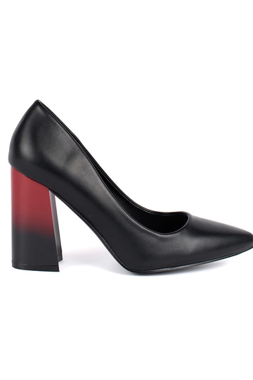 schZuarze Farbe High Heels auf einer hohen Stange 2
