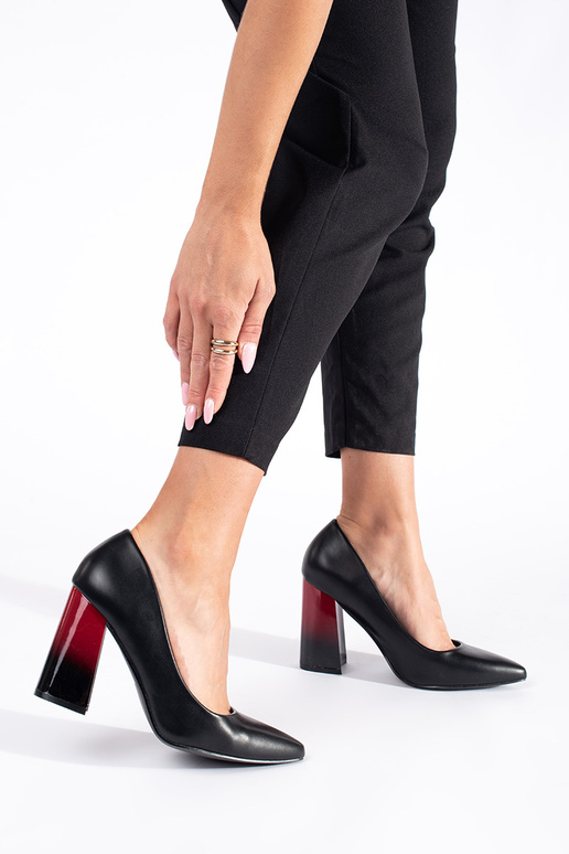 couleur noire talons hauts sur un grand poteau