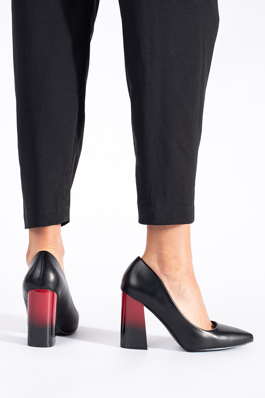 schZuarze Farbe High Heels auf einer hohen Stange