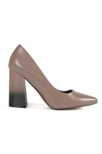 Beige High Heels auf einer hohen Stange 2