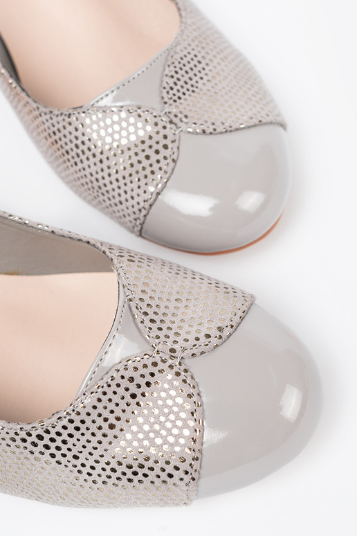 couleur grise talons hauts ze argentm zdobieniem