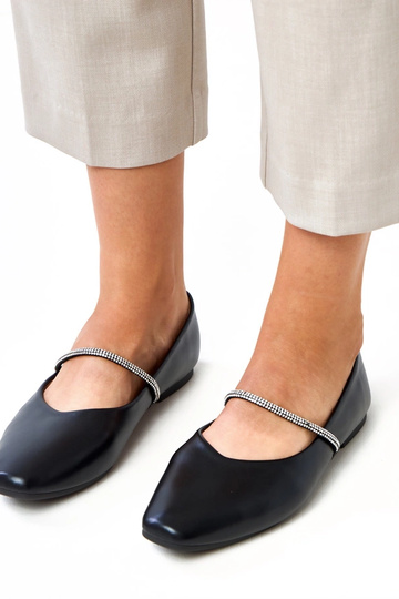 Schwarze Ballerinas mit dekorativem Riemen, Sikla