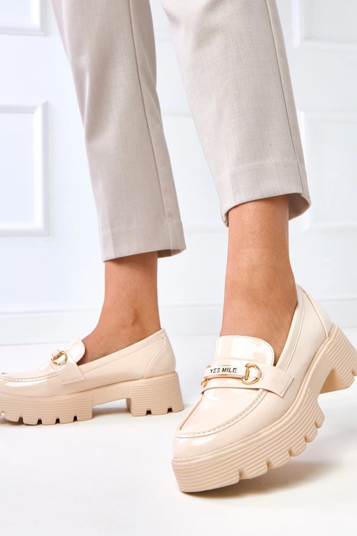 Mocassins vernis sable avec ornement,... Mocassins vernis sable avec ornement,...