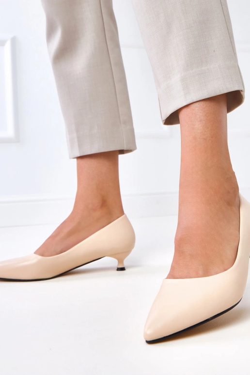 Sandfarbene Schuhe mit niedrigem... Sandfarbene Schuhe mit niedrigem...