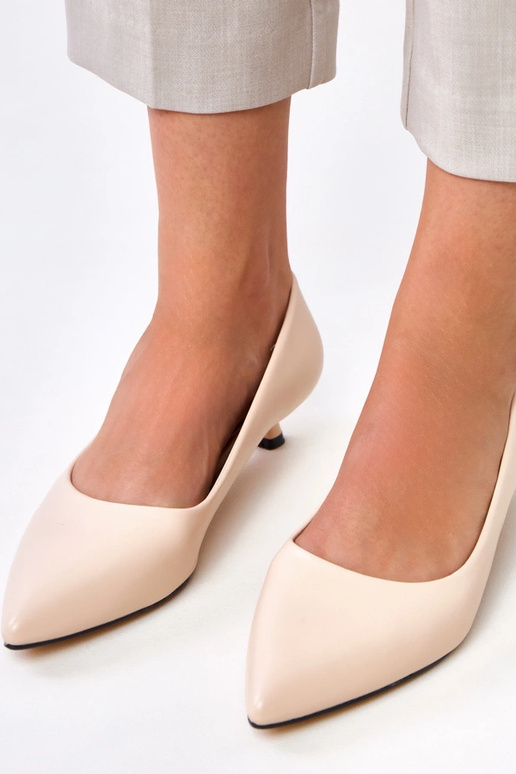 Zandkleurige schoenen met lage hak,... Zandkleurige schoenen met lage hak,...