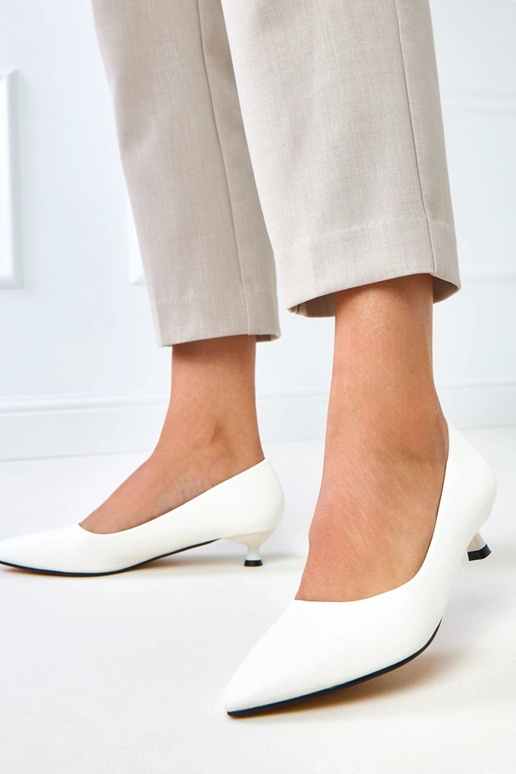 Weiße Schuhe mit niedrigem Absatz,... Weiße Schuhe mit niedrigem Absatz,...