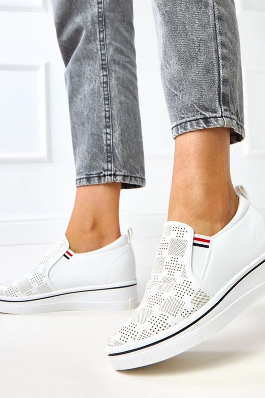 Baskets blanches ajourées à... Baskets blanches ajourées à...