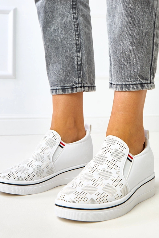 Weiße durchbrochene Sneakers auf... Weiße durchbrochene Sneakers auf...