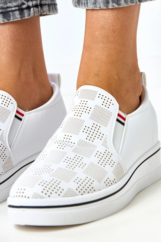 Witte opengewerkte sneakers op... Witte opengewerkte sneakers op...