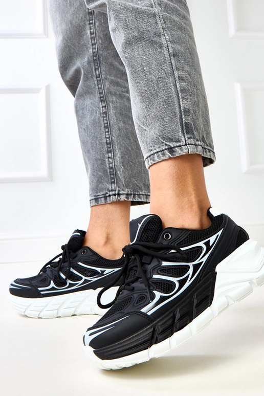 Schwarze Sneakers auf massivem Boden,... Schwarze Sneakers auf massivem Boden,...