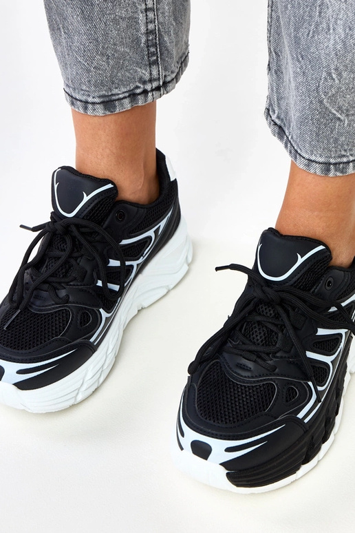 Schwarze Sneakers auf massivem Boden,... Schwarze Sneakers auf massivem Boden,...