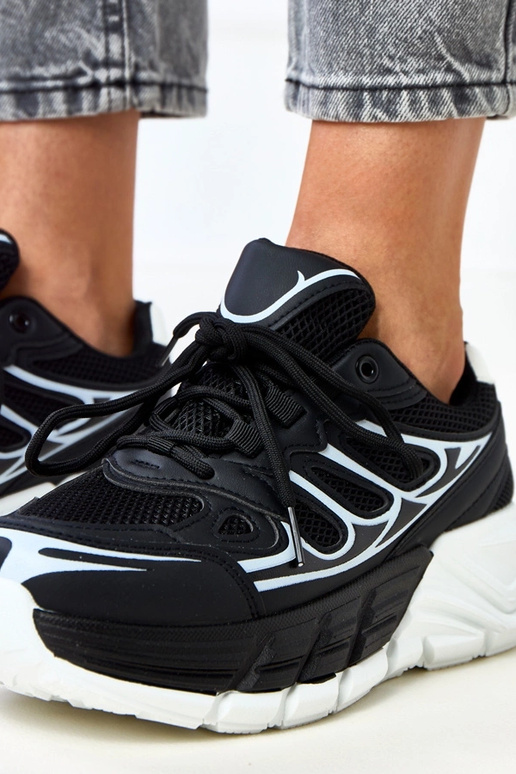 Schwarze Sneakers auf massivem Boden,... Schwarze Sneakers auf massivem Boden,...