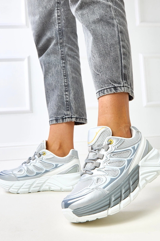 Baskets argentées sur semelle épaisse... Baskets argentées sur semelle épaisse...