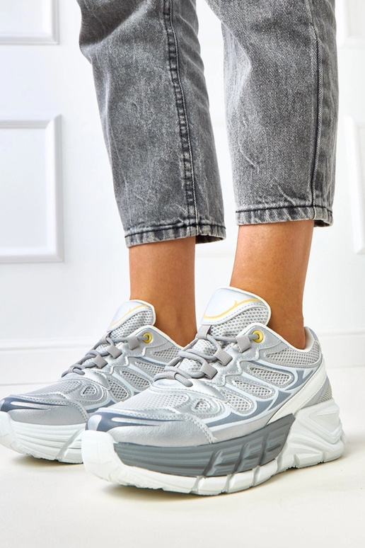 Baskets argentées sur semelle épaisse... Baskets argentées sur semelle épaisse...