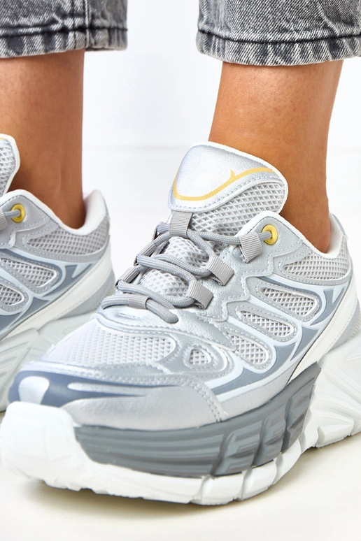 Silberne Sneakers auf massiver Sohle... Silberne Sneakers auf massiver Sohle...