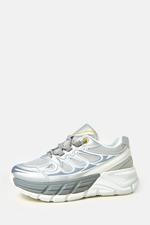 Baskets argentées sur semelle épaisse... Baskets argentées sur semelle épaisse...