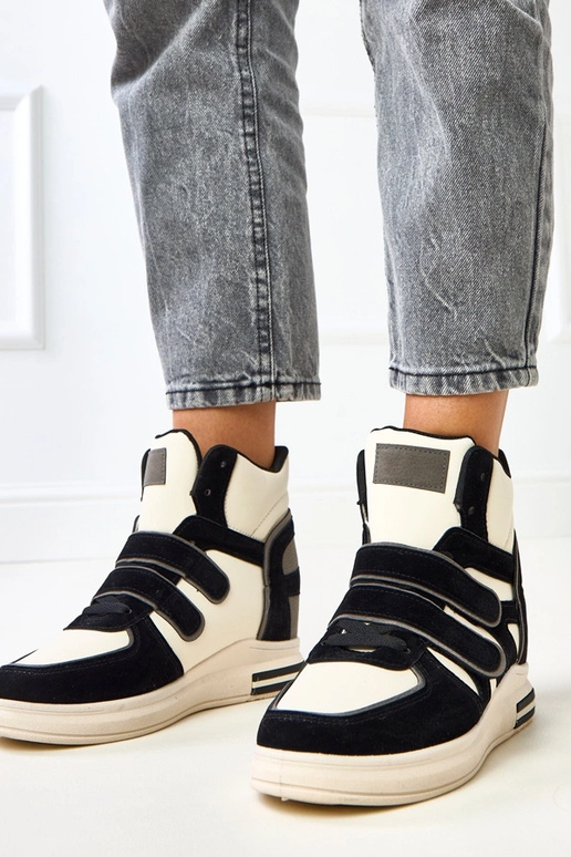 Hohe schwarz-weiße Sneakers mit... Hohe schwarz-weiße Sneakers mit...