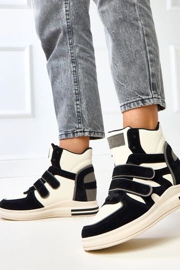 Hoge zwart-witte sneakers... 2