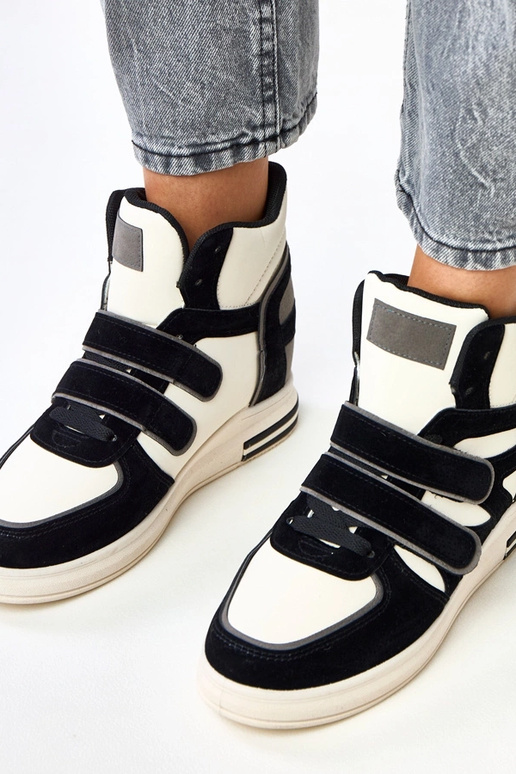 Hohe schwarz-weiße Sneakers mit... Hohe schwarz-weiße Sneakers mit...