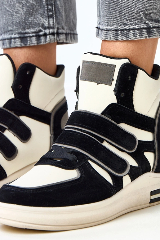 Hoge zwart-witte sneakers met... Hoge zwart-witte sneakers met...