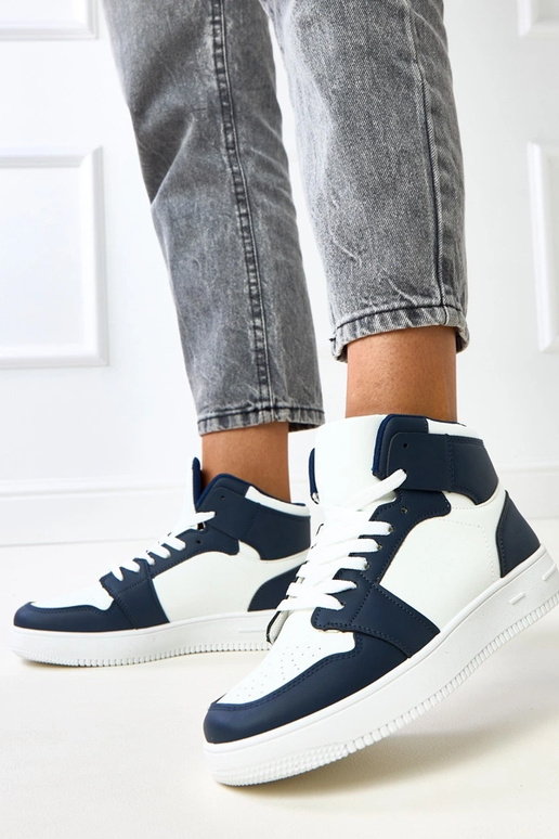 Hohe weiße dunkelblaue Sneakers mit... Hohe weiße dunkelblaue Sneakers mit...