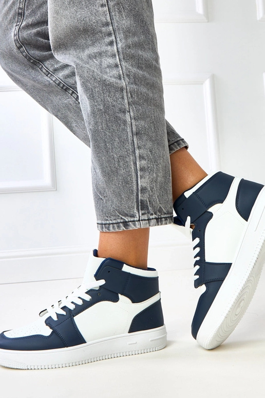 Hoge witte donkerblauwe sneakers met... Hoge witte donkerblauwe sneakers met...