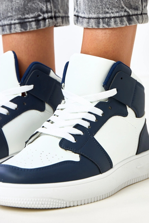 Baskets montantes blanches et bleu... Baskets montantes blanches et bleu...