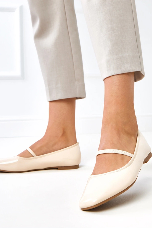 Zandkleurige lak ballerina's met... Zandkleurige lak ballerina's met...