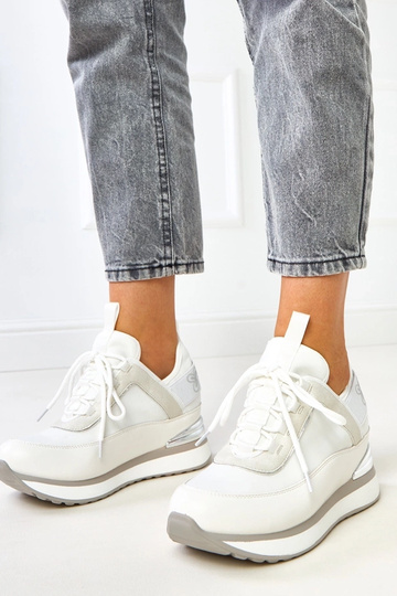 Witte sneakers met...