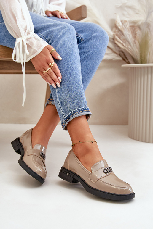 Mocassins en cuir laqué couleur sable... Mocassins en cuir laqué couleur sable...